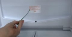 冰箱漏水是什么原因?運輸冰箱邊走邊撞水流了一地的水