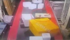 快遞被血液污染換了外包裝箱?順豐快遞遭血液污染